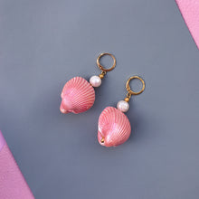 Load image into Gallery viewer, Candy Shell Pearl Earrings